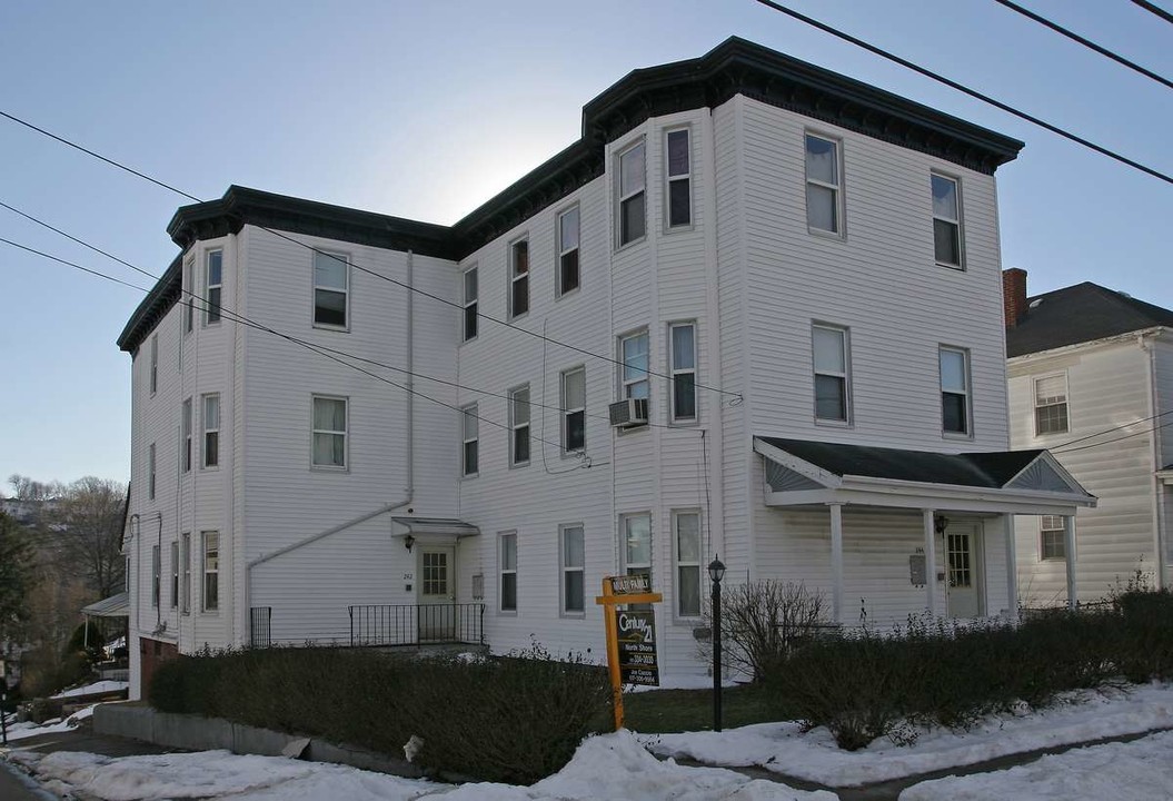 242 Mountain Ave in Revere, MA - Foto de edificio