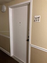 5249 NW 7th St in Miami, FL - Foto de edificio - Building Photo