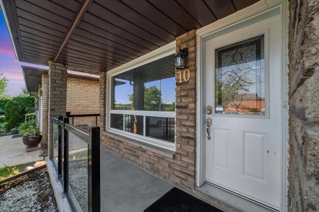 10 Leggett Cres in Hamilton, ON - Building Photo - Building Photo