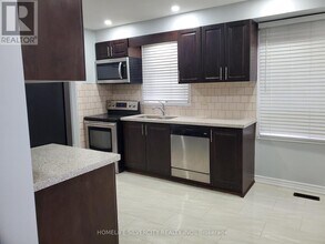 30 Castlehill Rd in Brampton, ON - Building Photo - Building Photo