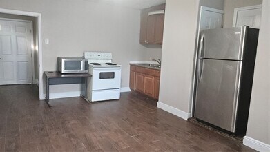 5631 Belarbor St in Houston, TX - Building Photo - Building Photo