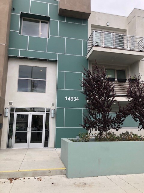 14934 Burbank Blvd in Los Angeles, CA - Building Photo