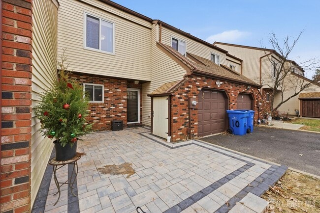 10 Coventry Ct in Matawan, NJ - Building Photo - Building Photo