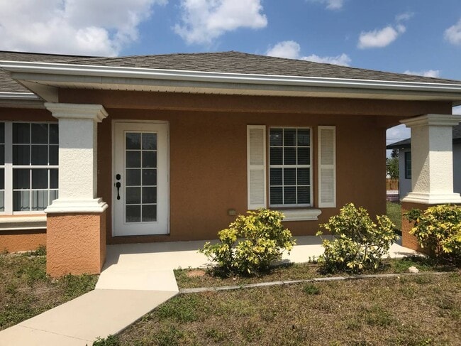 229 NW 1st St in Cape Coral, FL - Foto de edificio - Building Photo