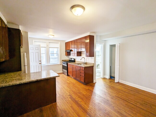 5029 N Harding Ave, Unit 1W