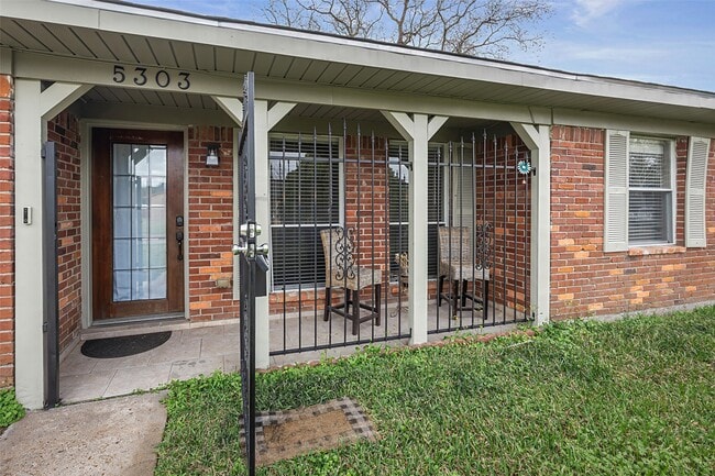 5303 Heatherbrook Dr in Houston, TX - Building Photo - Building Photo