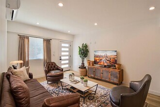 10855 Morrison St in Los Angeles, CA - Building Photo - Building Photo