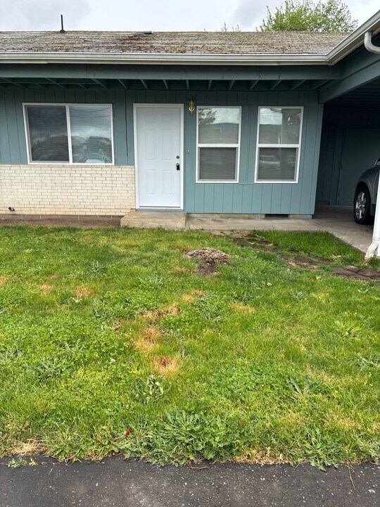 1506-1508 Deborah Rd in Newberg, OR - Building Photo