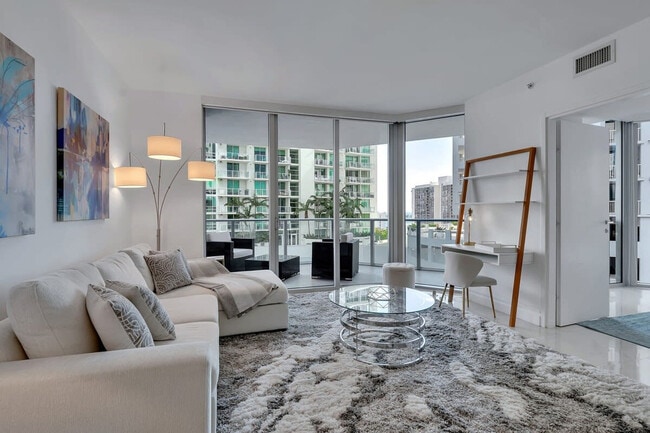 1300 Brickell Bay Dr in Miami, FL - Building Photo - Building Photo