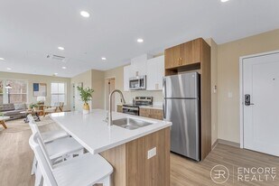 375 Cummins Hwy, Unit 501 in Boston, MA - Building Photo