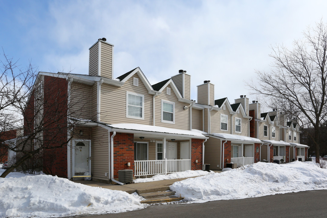 Wyndham Court in Palatine, IL - Building Photo