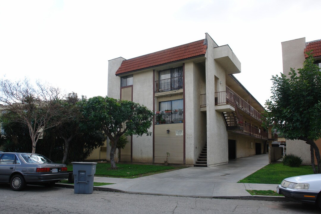 1366 E Garfield Ave in Glendale, CA - Foto de edificio