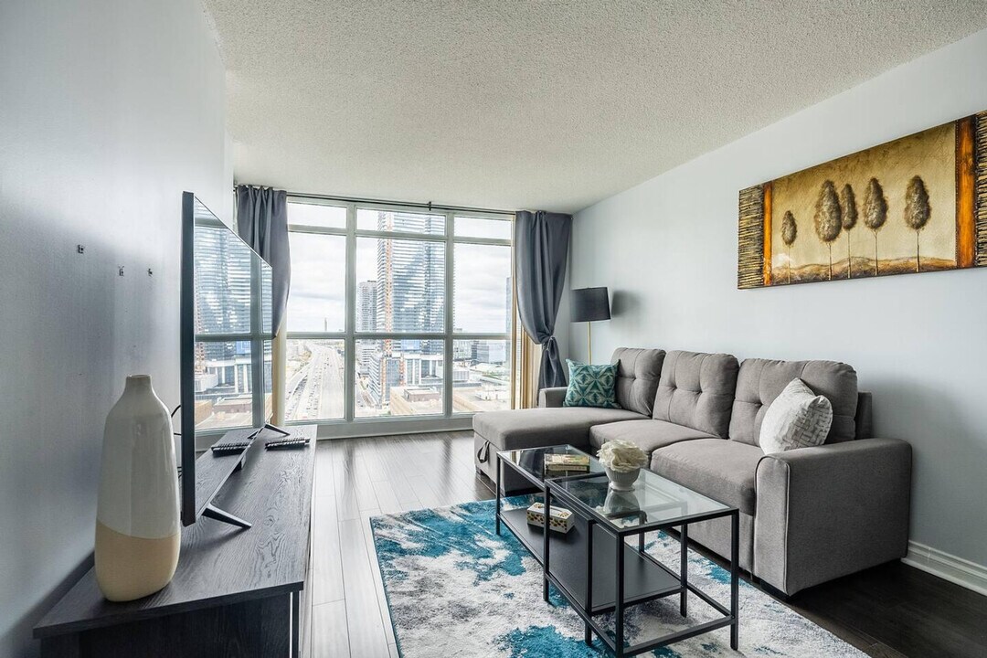 81 Bay St. in Toronto, ON - Building Photo