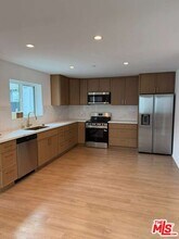 5417 Gentry Ave in Los Angeles, CA - Building Photo - Building Photo