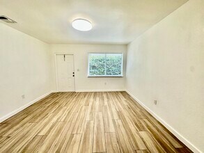 60 NW 42nd St, Unit 60 NW 42 St in Miami, FL - Building Photo - Building Photo