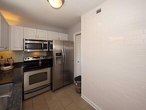 415 Parkdale Dr, Unit 9C in Charleston, SC - Building Photo - Building Photo