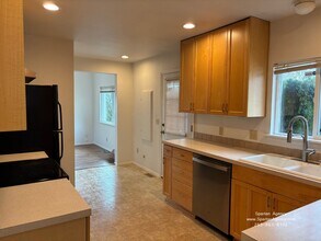 1405 4th Ave NW in Puyallup, WA - Foto de edificio - Building Photo