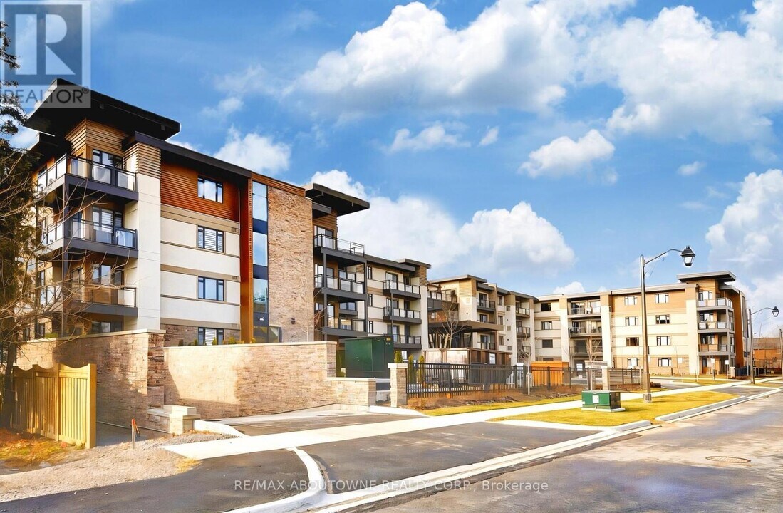 128 Garden Dr in Oakville, ON - Building Photo