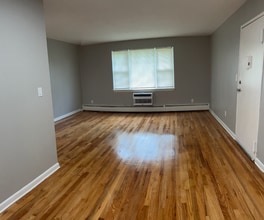 1570 Willard Ave in Newington, CT - Building Photo - Building Photo