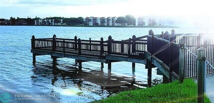 114 Lake Emerald Dr in Oakland Park, FL - Foto de edificio - Building Photo