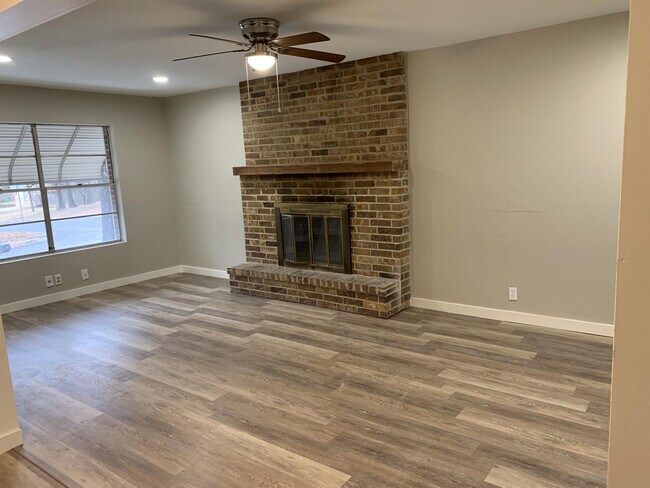 2203 Mercedes Rd in Denton, TX - Building Photo - Building Photo