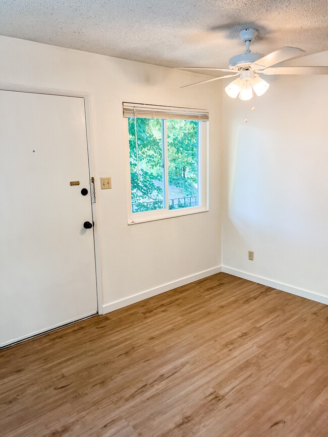 1351 Arcadian Ave in Chico, CA - Foto de edificio - Building Photo