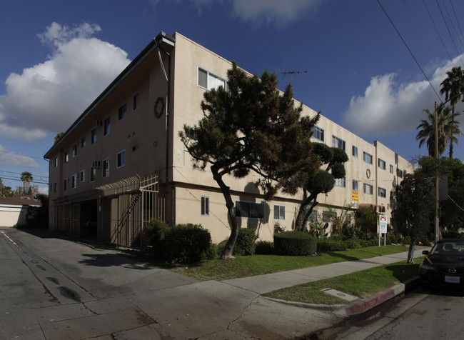 De Luxe Apartment in Van Nuys, CA - Building Photo - Building Photo