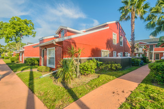 Lake Azzure Apartments in Tampa, FL - Foto de edificio - Building Photo