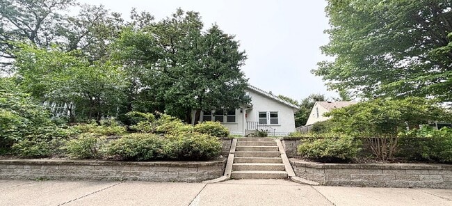 property at 2904 Salem Ave