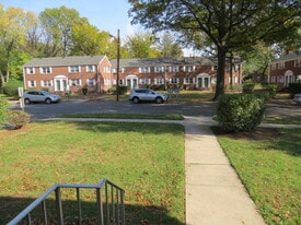 15A Carolyn Ter, Unit 1 in Roselle, NJ - Building Photo