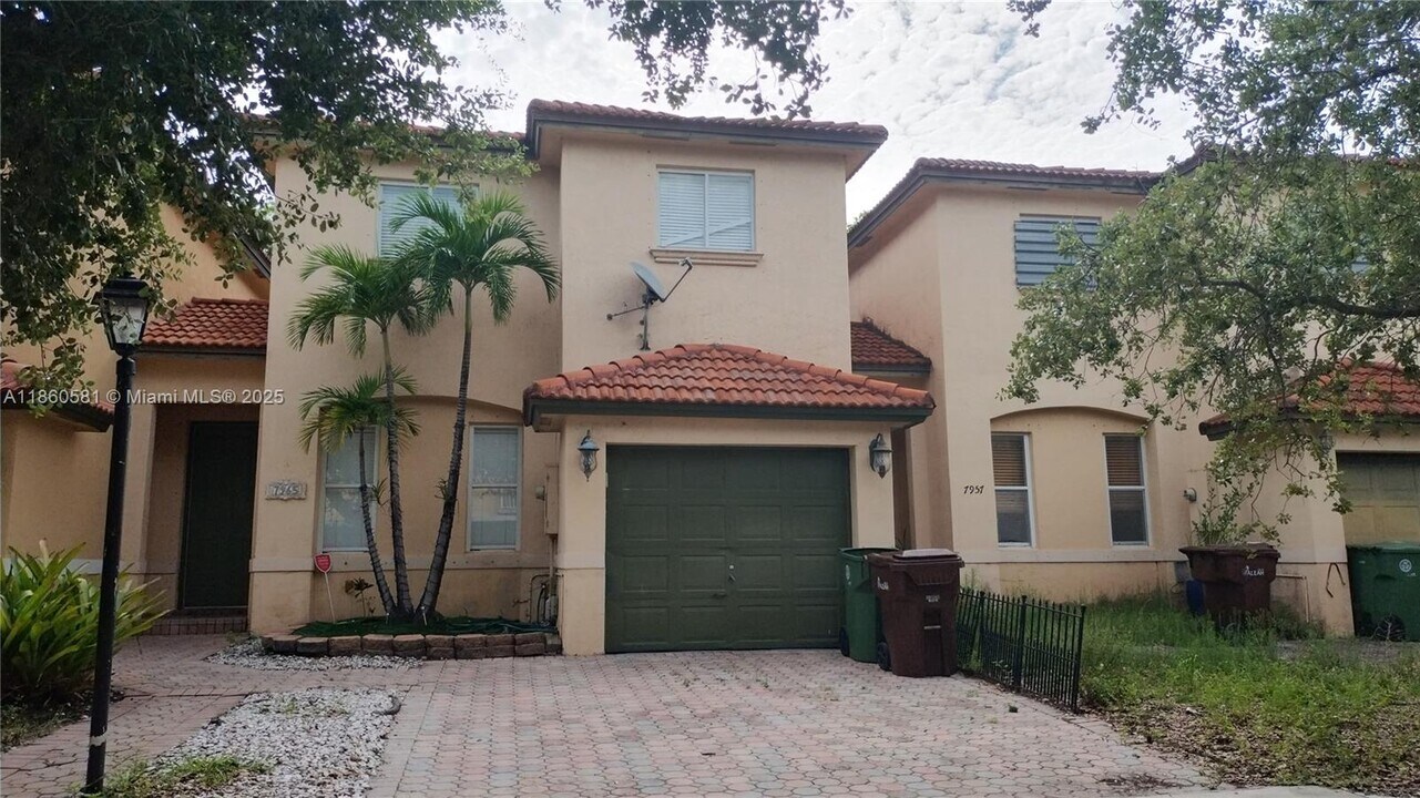 7965 W 33rd Ln in Hialeah, FL - Building Photo