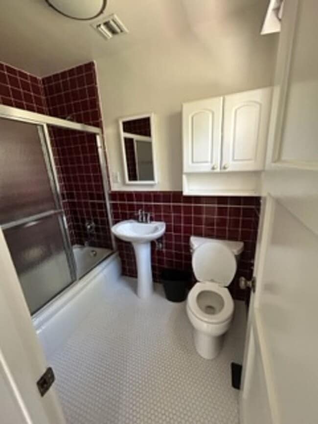 property at 1423 Cloverfield Blvd