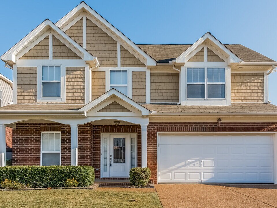 1428 Bern Dr in Spring Hill, TN - Building Photo