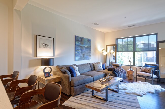 24 N Main in West Hartford, CT - Foto de edificio - Building Photo