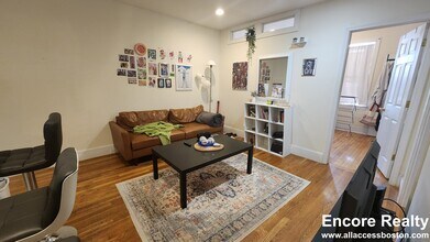 66 Egmont St, Unit 2 in Brookline, MA - Foto de edificio - Building Photo