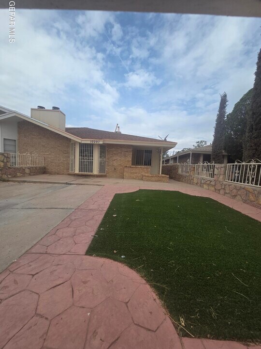 10207 Silver Strand Pl in El Paso, TX - Building Photo