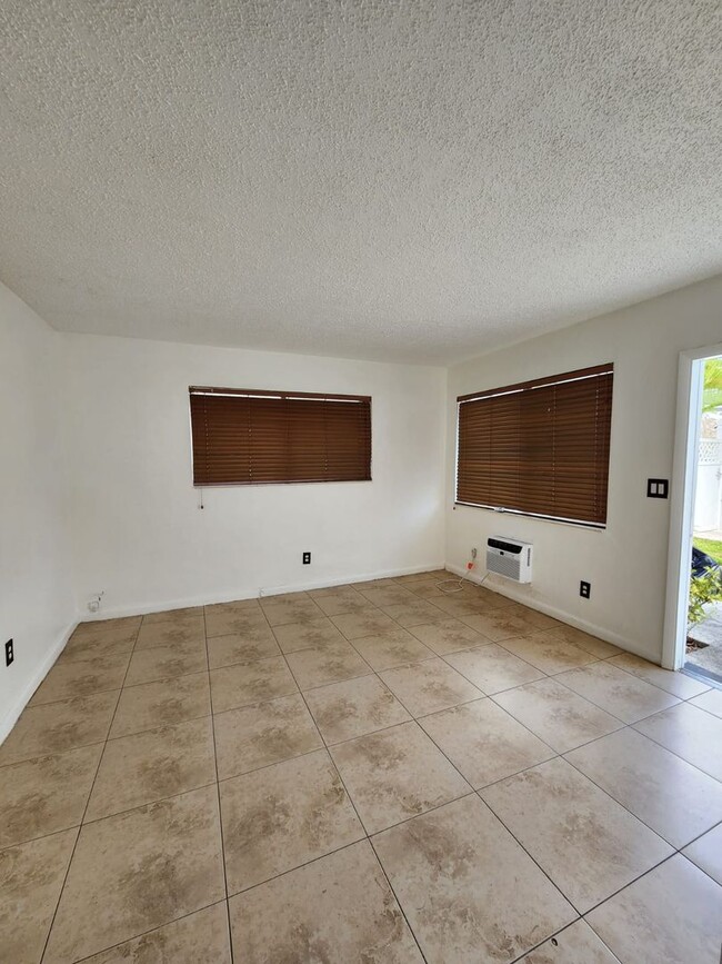 932 Moffett St in Hallandale Beach, FL - Building Photo - Building Photo