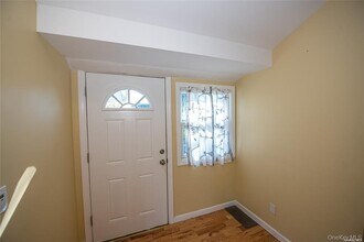 37 Winter Ln in Hicksville, NY - Building Photo - Building Photo