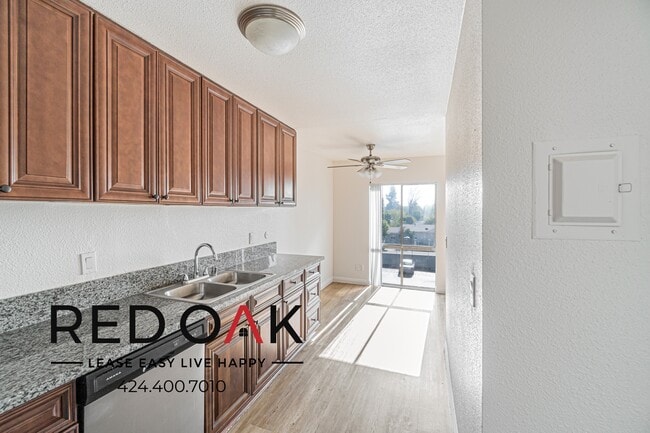 17830 Sherman Way in Los Angeles, CA - Building Photo - Building Photo