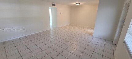 1340 NE 28th Ave, Unit 129 in Pompano Beach, FL - Building Photo - Building Photo