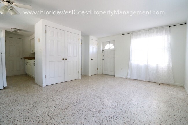 2051 Jo an Dr in Sarasota, FL - Building Photo - Building Photo