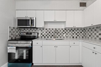 11441 SW 2nd St, Unit 11443 in Miami, FL - Foto de edificio - Building Photo