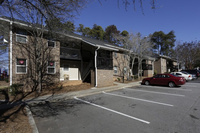 Oakcrest Apartments in Travelers Rest, SC - Foto de edificio - Building Photo