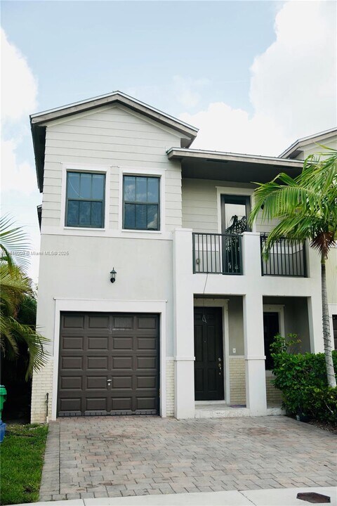 6055 NW 104th Ct in Doral, FL - Building Photo