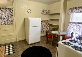 320 N Sherman Ave, Unit 3 in Macomb, IL - Building Photo - Building Photo