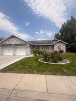 304 Palomino Dr in Sugar City, ID - Building Photo
