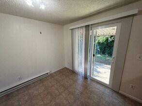 2780 Ladd Ave NE in Salem, OR - Foto de edificio - Building Photo