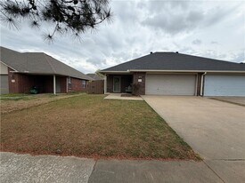 1584 Willowbrook Dr in Fayetteville, AR - Building Photo