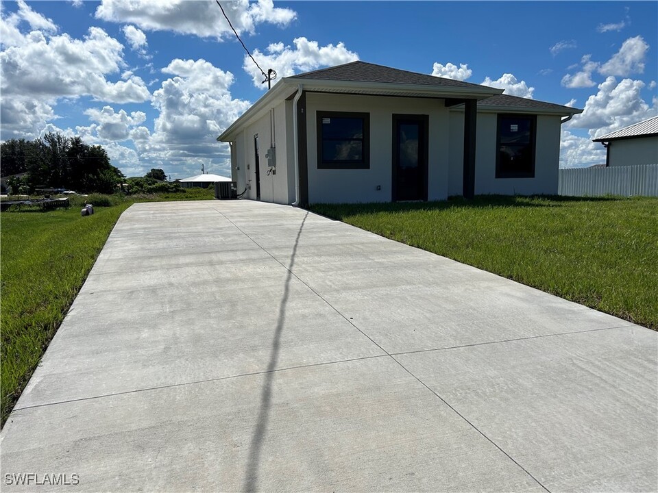 8014 Mangrove Cir in La Belle, FL - Building Photo