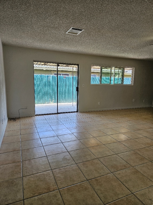 1077 N White St in Hanford, CA - Foto de edificio - Building Photo